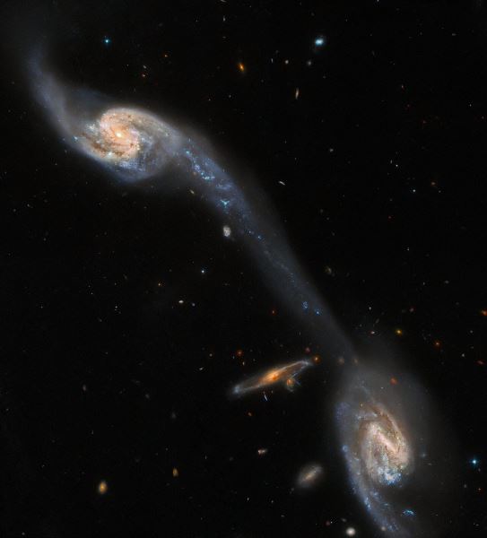 «Hubble» получил снимок соединенных «мостом» галактик