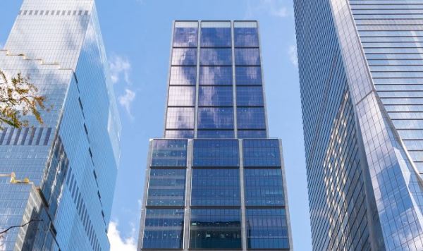 На Манхэттене завершено строительство гигантского небоскреба площадью с городской квартал