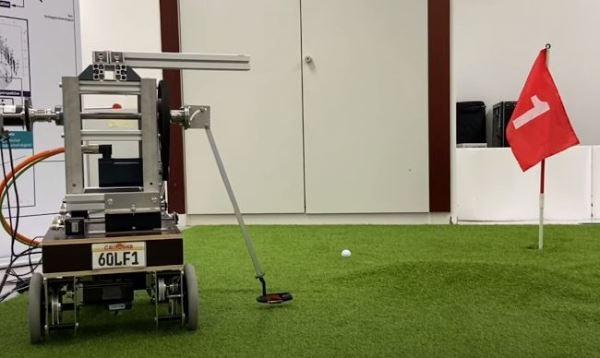 Немецкие исследователи разрабатывают робота способного автономно загнать мяч в лунку