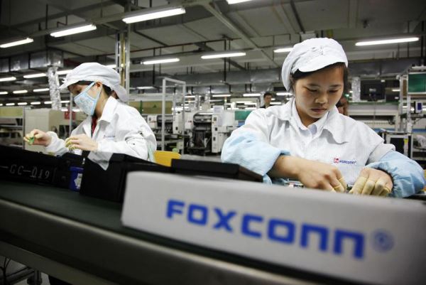 <br />
							Тысячи сотрудников уволились с крупнейшей фабрики Foxconn, поставки iPhone под угрозой<br />
						