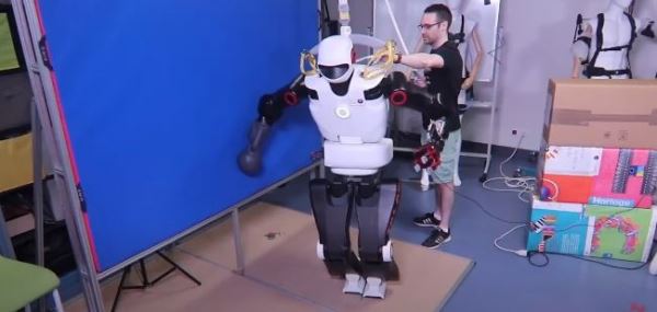 Исследователи учат робота удерживать равновесие при падении