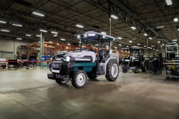 Monarch запускает свой первый коммерческий электрический беспилотный трактор
